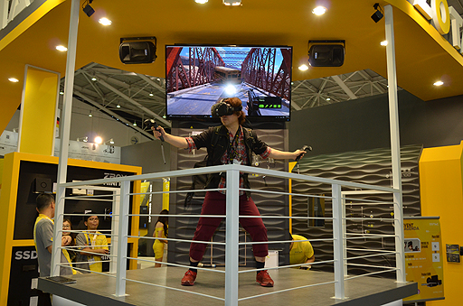 画像ギャラリー No.008のサムネイル画像 / ［COMPUTEX］VR時代はウェアラブルならぬ「背負えラブル」こそが本命!? ZOTACも“背負えるPC”をデモ