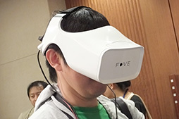 画像ギャラリー No.005のサムネイル画像 / ［SIGGRAPH］FOVE，視線追跡機能付きHMDの新デザインを発表。側頭部のパーツがなくなりシンプルな見た目に