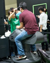 画像ギャラリー No.001のサムネイル画像 / ［TGS 2016］身体で状況を感じられるWoojerの触覚測位式VRゲームジャケット。背中のコリもほぐれそうと思いつつ体験してきた
