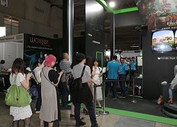 画像ギャラリー No.004のサムネイル画像 / ［TGS 2016］身体で状況を感じられるWoojerの触覚測位式VRゲームジャケット。背中のコリもほぐれそうと思いつつ体験してきた