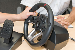 画像ギャラリー No.006のサムネイル画像 / HORIのステアリングコントローラ「Racing Wheel Apex」はリアルさではなく,プレイしやすさを追求。開発者に特徴を聞く