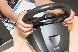 画像ギャラリー No.007のサムネイル画像 / HORIのステアリングコントローラ「Racing Wheel Apex」はリアルさではなく,プレイしやすさを追求。開発者に特徴を聞く
