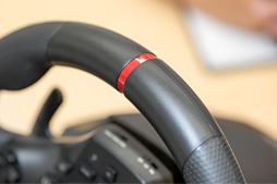 画像ギャラリー No.008のサムネイル画像 / HORIのステアリングコントローラ「Racing Wheel Apex」はリアルさではなく,プレイしやすさを追求。開発者に特徴を聞く
