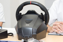 画像ギャラリー No.009のサムネイル画像 / HORIのステアリングコントローラ「Racing Wheel Apex」はリアルさではなく,プレイしやすさを追求。開発者に特徴を聞く