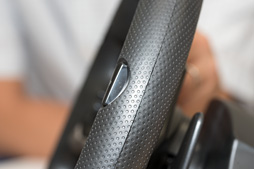 画像ギャラリー No.013のサムネイル画像 / HORIのステアリングコントローラ「Racing Wheel Apex」はリアルさではなく,プレイしやすさを追求。開発者に特徴を聞く