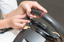 画像ギャラリー No.014のサムネイル画像 / HORIのステアリングコントローラ「Racing Wheel Apex」はリアルさではなく,プレイしやすさを追求。開発者に特徴を聞く