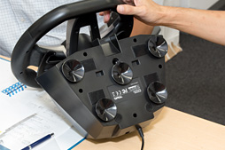 画像ギャラリー No.016のサムネイル画像 / HORIのステアリングコントローラ「Racing Wheel Apex」はリアルさではなく,プレイしやすさを追求。開発者に特徴を聞く
