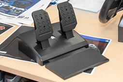 画像ギャラリー No.017のサムネイル画像 / HORIのステアリングコントローラ「Racing Wheel Apex」はリアルさではなく,プレイしやすさを追求。開発者に特徴を聞く