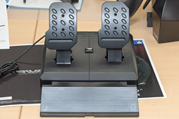 画像ギャラリー No.019のサムネイル画像 / HORIのステアリングコントローラ「Racing Wheel Apex」はリアルさではなく,プレイしやすさを追求。開発者に特徴を聞く