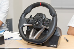 画像ギャラリー No.020のサムネイル画像 / HORIのステアリングコントローラ「Racing Wheel Apex」はリアルさではなく,プレイしやすさを追求。開発者に特徴を聞く