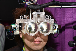 画像ギャラリー No.006のサムネイル画像 / ［SIGGRAPH］既存のVR HMDではできない遠近感の表現を可能とする「可変焦点対応HMD」をNVIDIAブースで体験してみた