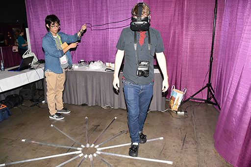 画像ギャラリー No.008のサムネイル画像 / ［SIGGRAPH］想像以上に怖い？ 無限に上り下りできるVR体験「無限階段」を体験してみた