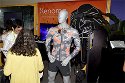 画像ギャラリー No.002のサムネイル画像 / ［SIGGRAPH］まるで「着るKinect」なロングTシャツ型モーショントラッカー「e-skin」