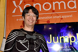 画像ギャラリー No.003のサムネイル画像 / ［SIGGRAPH］まるで「着るKinect」なロングTシャツ型モーショントラッカー「e-skin」