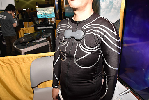 画像ギャラリー No.004のサムネイル画像 / ［SIGGRAPH］まるで「着るKinect」なロングTシャツ型モーショントラッカー「e-skin」