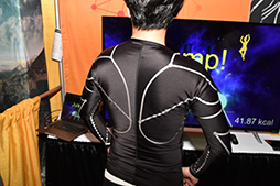 画像ギャラリー No.005のサムネイル画像 / ［SIGGRAPH］まるで「着るKinect」なロングTシャツ型モーショントラッカー「e-skin」