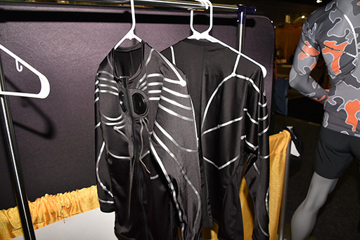 画像ギャラリー No.006のサムネイル画像 / ［SIGGRAPH］まるで「着るKinect」なロングTシャツ型モーショントラッカー「e-skin」