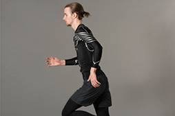 画像ギャラリー No.011のサムネイル画像 / ［SIGGRAPH］まるで「着るKinect」なロングTシャツ型モーショントラッカー「e-skin」