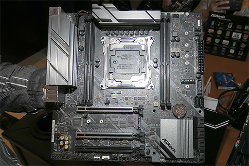 画像ギャラリー No.002のサムネイル画像 / ［CES 2018］世界初，Core XおよびRyzen Threadripper対応のMicroATXマザーボード2製品をASRockが披露