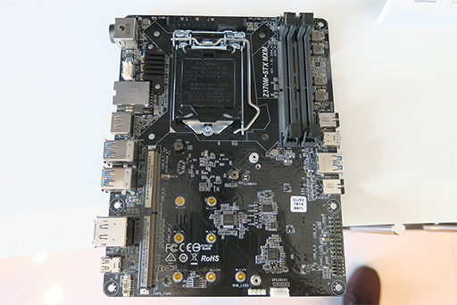 画像ギャラリー No.007のサムネイル画像 / ［CES 2018］世界初，Core XおよびRyzen Threadripper対応のMicroATXマザーボード2製品をASRockが披露