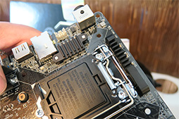 画像ギャラリー No.009のサムネイル画像 / ［CES 2018］世界初，Core XおよびRyzen Threadripper対応のMicroATXマザーボード2製品をASRockが披露