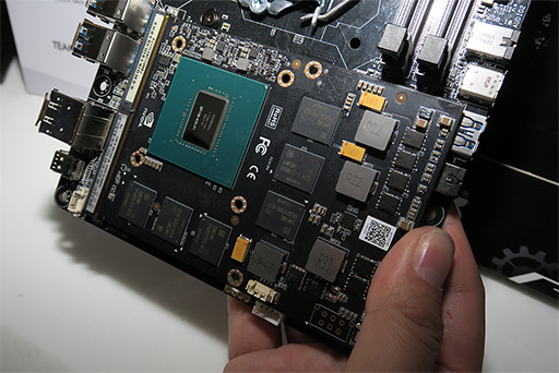 画像ギャラリー No.010のサムネイル画像 / ［CES 2018］世界初，Core XおよびRyzen Threadripper対応のMicroATXマザーボード2製品をASRockが披露
