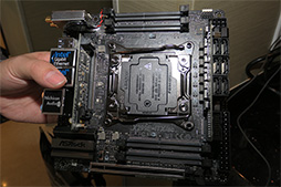 画像ギャラリー No.017のサムネイル画像 / ［CES 2018］世界初，Core XおよびRyzen Threadripper対応のMicroATXマザーボード2製品をASRockが披露