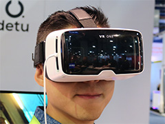 ［CES 2018］スマートフォンでPC用のSteamVRアプリを動かせる!? ユニークなZEISS製VRゴーグル「VR ONE Connect」を試してみた