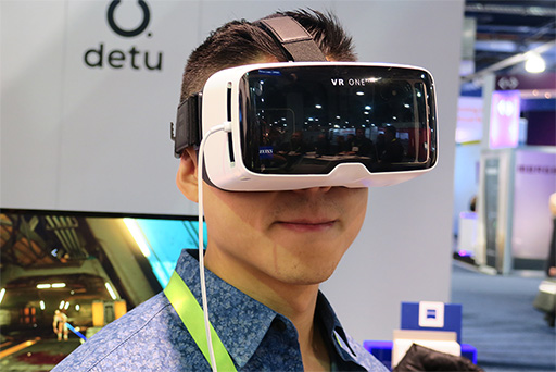 画像ギャラリー No.003のサムネイル画像 / ［CES 2018］スマートフォンでPC用のSteamVRアプリを動かせる!? ユニークなZEISS製VRゴーグル「VR ONE Connect」を試してみた