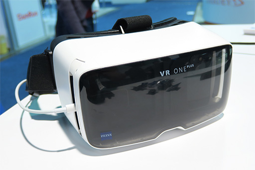 画像ギャラリー No.004のサムネイル画像 / ［CES 2018］スマートフォンでPC用のSteamVRアプリを動かせる!? ユニークなZEISS製VRゴーグル「VR ONE Connect」を試してみた