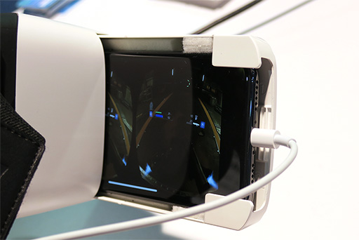 画像ギャラリー No.006のサムネイル画像 / ［CES 2018］スマートフォンでPC用のSteamVRアプリを動かせる!? ユニークなZEISS製VRゴーグル「VR ONE Connect」を試してみた