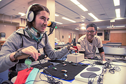 画像ギャラリー No.010のサムネイル画像 / Microsoft，障害者のゲームプレイをサポートする新型ゲームコントローラ「Xbox Adaptive Controller」発表