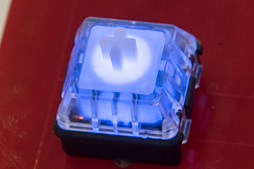 画像ギャラリー No.008のサムネイル画像 / ［COMPUTEX］新作は「筐体の中央が光る」と「パンタ式でより浅い」。Kaihuaのゲーマー向け新作キースイッチ2製品を見てきた