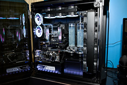 画像ギャラリー No.004のサムネイル画像 / ［COMPUTEX］本体だけで重量約30kg。ゲーム用と配信用2枚のマザーボードが載る超大型のストリーマー向けPCケースをCorsairが訴求
