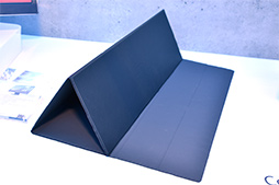 画像ギャラリー No.011のサムネイル画像 / ［COMPUTEX］JOLED製有機ELパネルを使ったASUSのディスプレイ「PQ22UC」をチェック。発色の美しさと黒の締まりは素晴らしい
