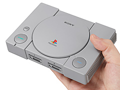 “初代プレステ”モチーフで懐かしの20作を内蔵した小型機「プレイステーション クラシック」が発表。数量限定で12月3日発売，税別9980円