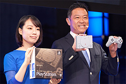 画像ギャラリー No.002のサムネイル画像 / ［TGS 2018］写真で見る「プレイステーション クラシック」。小さなボディだけでなく，オリジナルと同サイズのゲームパッドにも注目