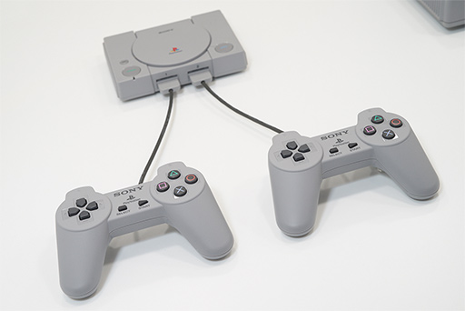 画像ギャラリー No.004のサムネイル画像 / ［TGS 2018］写真で見る「プレイステーション クラシック」。小さなボディだけでなく，オリジナルと同サイズのゲームパッドにも注目