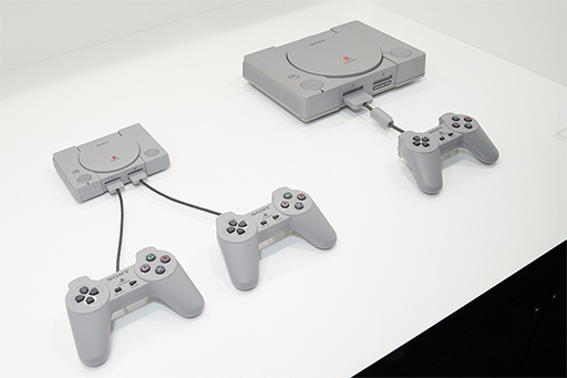画像ギャラリー No.006のサムネイル画像 / ［TGS 2018］写真で見る「プレイステーション クラシック」。小さなボディだけでなく，オリジナルと同サイズのゲームパッドにも注目