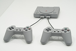 画像ギャラリー No.009のサムネイル画像 / ［TGS 2018］写真で見る「プレイステーション クラシック」。小さなボディだけでなく，オリジナルと同サイズのゲームパッドにも注目