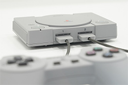 画像ギャラリー No.010のサムネイル画像 / ［TGS 2018］写真で見る「プレイステーション クラシック」。小さなボディだけでなく，オリジナルと同サイズのゲームパッドにも注目