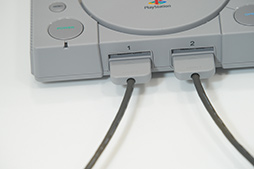 画像ギャラリー No.012のサムネイル画像 / ［TGS 2018］写真で見る「プレイステーション クラシック」。小さなボディだけでなく，オリジナルと同サイズのゲームパッドにも注目