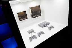 画像ギャラリー No.014のサムネイル画像 / ［TGS 2018］写真で見る「プレイステーション クラシック」。小さなボディだけでなく，オリジナルと同サイズのゲームパッドにも注目