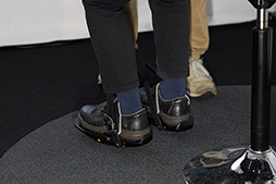 画像ギャラリー No.006のサムネイル画像 / ［TGS 2018］狭い部屋でのVRをサポートするVRサンダル「Cybershoes」が想像以上にアリだった