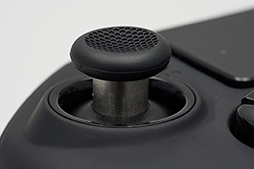 画像ギャラリー No.013のサムネイル画像 / カスタマイズ可能なPC&PS4用ゲームパッド「Revolution Pro Controller 2」レビュー。4つの追加ボタンと調整可能なアナログスティックが魅力