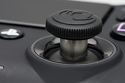 画像ギャラリー No.014のサムネイル画像 / カスタマイズ可能なPC&PS4用ゲームパッド「Revolution Pro Controller 2」レビュー。4つの追加ボタンと調整可能なアナログスティックが魅力