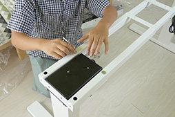 画像ギャラリー No.015のサムネイル画像 / 電動で高さ調整可能なスタンディングデスク「FlexiSpot E3」レビュー。ゲーマー女子中学生が組み立てに挑戦
