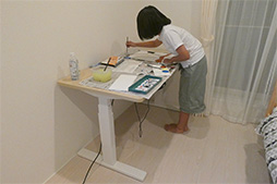画像ギャラリー No.038のサムネイル画像 / 電動で高さ調整可能なスタンディングデスク「FlexiSpot E3」レビュー。ゲーマー女子中学生が組み立てに挑戦