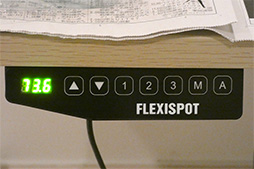 画像ギャラリー No.039のサムネイル画像 / 電動で高さ調整可能なスタンディングデスク「FlexiSpot E3」レビュー。ゲーマー女子中学生が組み立てに挑戦