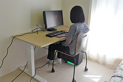 画像ギャラリー No.045のサムネイル画像 / 電動で高さ調整可能なスタンディングデスク「FlexiSpot E3」レビュー。ゲーマー女子中学生が組み立てに挑戦